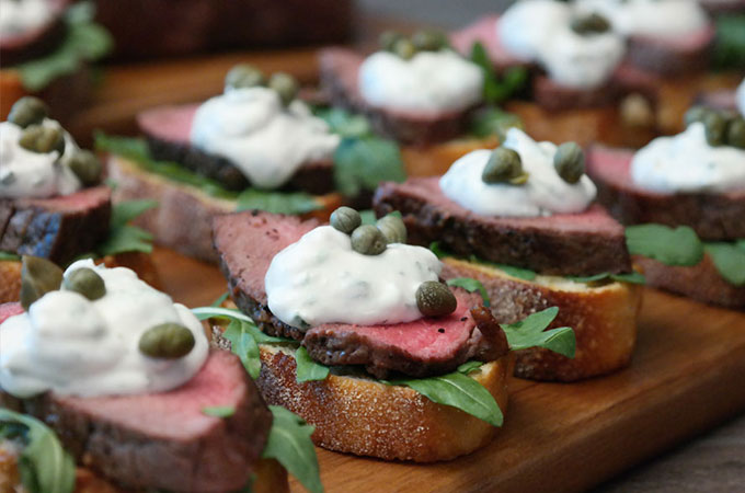 Filet Mignon Crostini with Creamy Horseradish Sauce