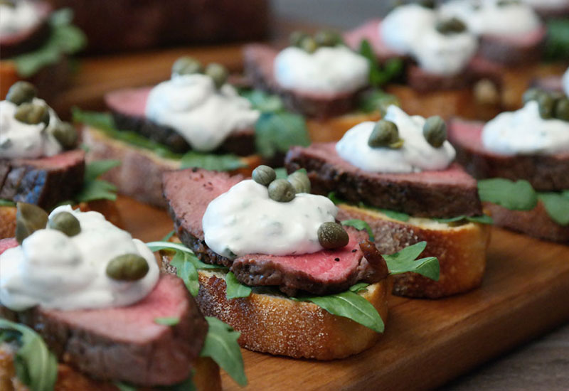 Filet Mignon Crostini with Creamy Horseradish Sauce