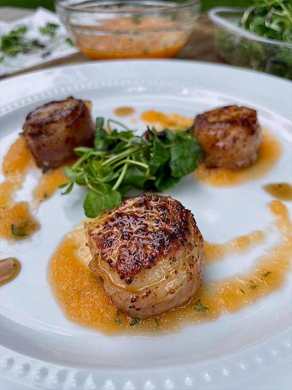 Prosciutto Wrapped Scallops with Cantaloupe Puree 