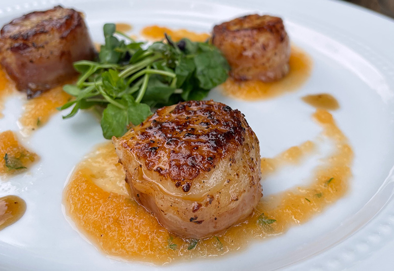 Prosciutto Wrapped Scallops with Cantaloupe Purée