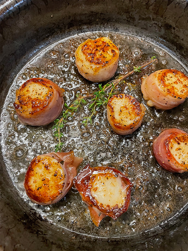 Prosciutto Wrapped Scallops with Cantaloupe Puree 