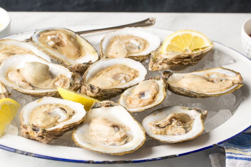 Plate of oysters with lemon