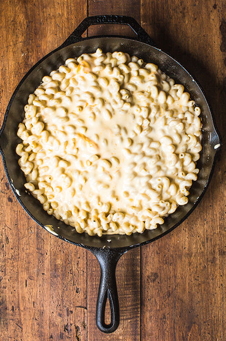 Macaroni and cheese in cast iron skiller
