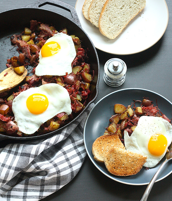 Classic Corned Beef Hash with Bread