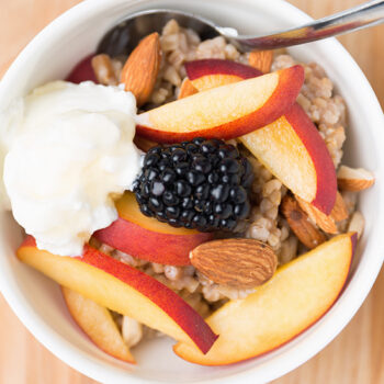 Oats with apples and almonds