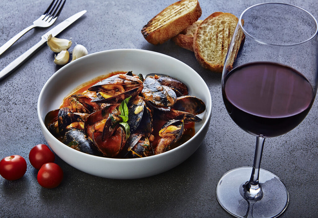 Red wine with mussels and toasted bread