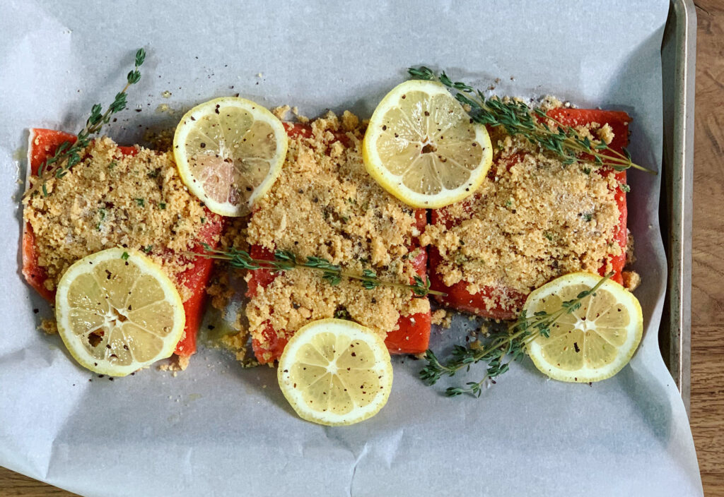 Uncooked salmon with breadcrumbs, lemon and thyme
