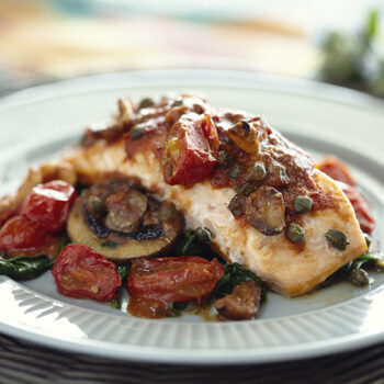 Bakes salmon with tomato and mushroom