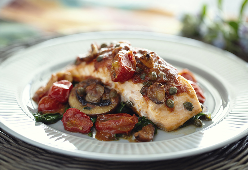 Bakes salmon with tomato and mushroom