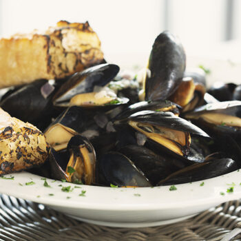 Beer steamed mussels with bread