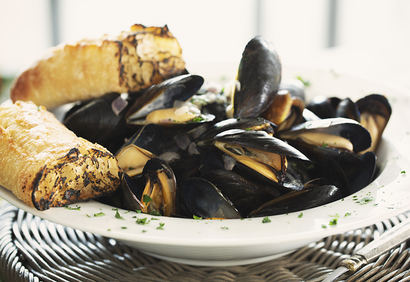 Beer steamed mussels with bread