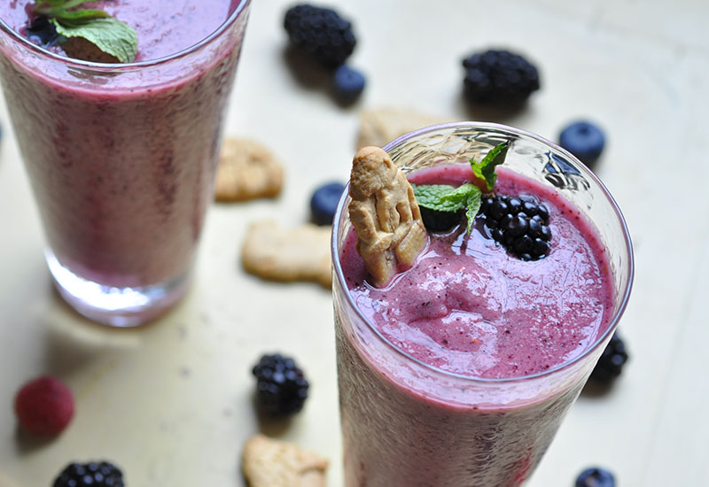 Very Berry Smoothie with Animal Crackers