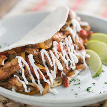 Chicken fajitas with lime slices
