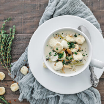 Clam chowder with oyster crackers