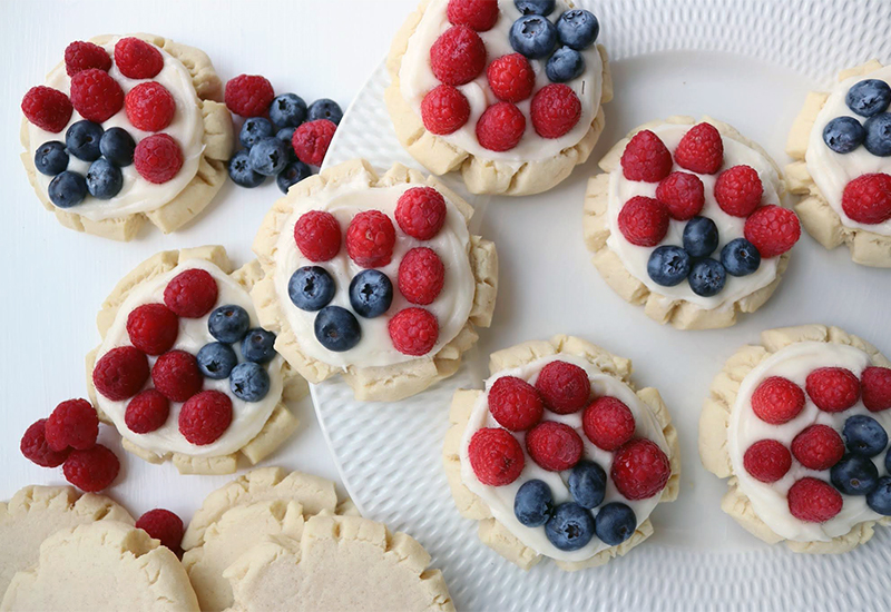 Fruity sugar cookies with icing and berries